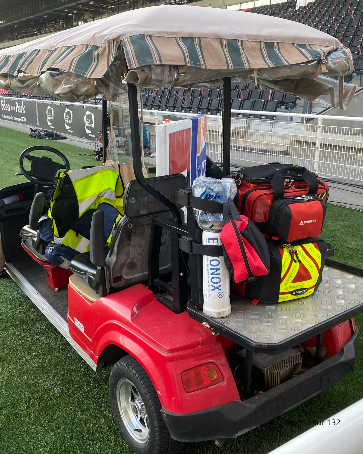 voiturette prête à intervenir en cas de besoin d'assistance médicale sur un match du XV de France