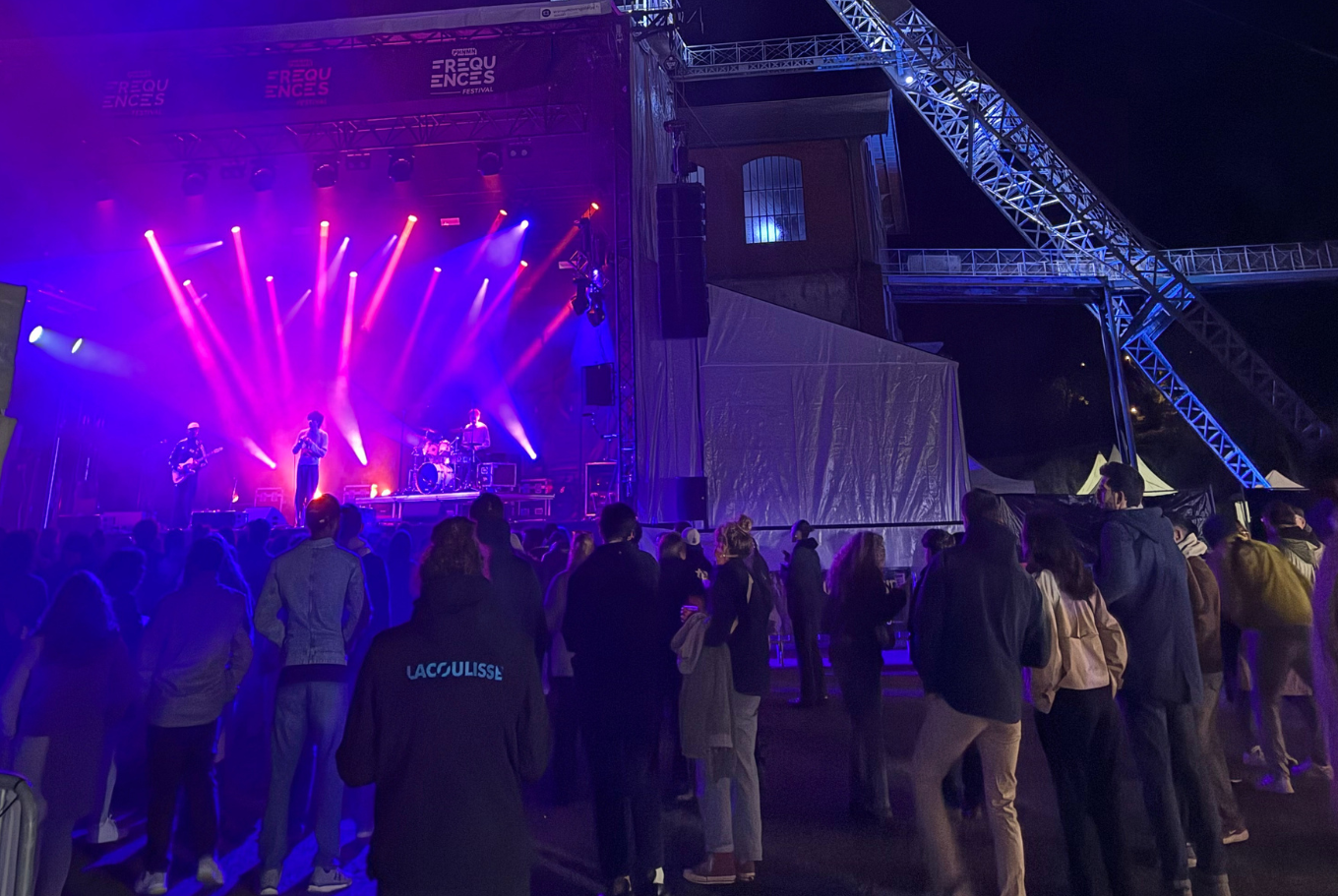 photo de nuit du PHNMN Fréquences Festival prise lors d'une mission d'assistance médicale événementielle
