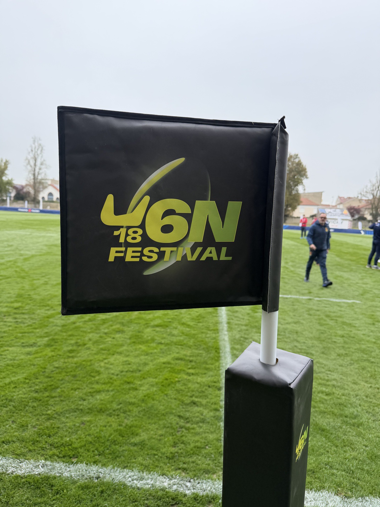 Drapeau du tournoi des 6 nations U18 sur le bord du terrain de rugby prise dans le cadre d'une assistance médicale événementielle