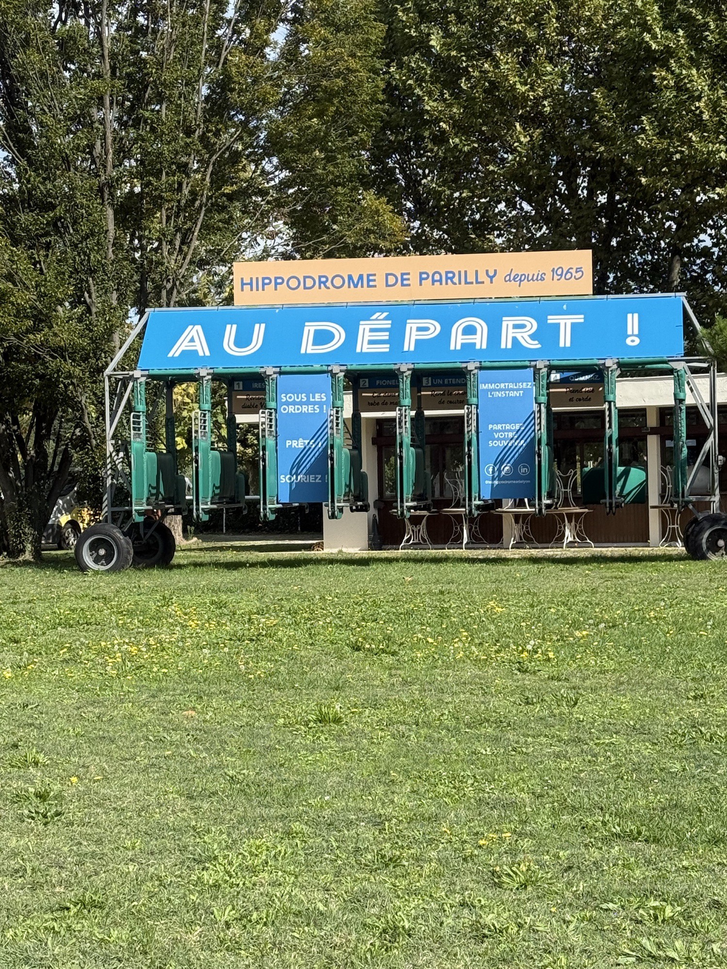 Vue d'un stand d'accueil de l'hippodrome de Parilly prise dans le cadre d'un contrat d'assistance médicale sur une course hippique