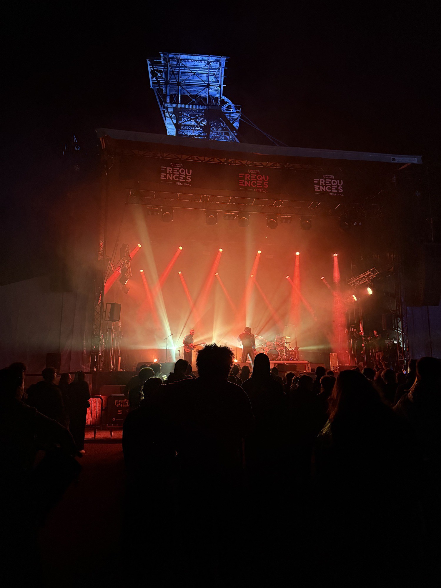 photo de nuit d'une scène du PHNMN Fréquences Festival prise lors d'une mission d'assistance médicale événementielle