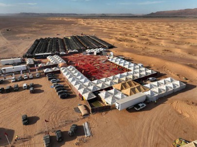 bivouac-assistance-medicale-evenementielle-desert Vue aérienne du bivouac de l'équipe médicale intervenant dans l'assistance médicale d'un rallye dans le désert