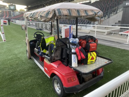 voiturette-intervention-medicale-evenement-sportif voiturette médicale équipée et prête à partir en cas d'intervention d'urgence sur le terrain