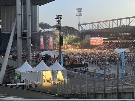 assistance-medicale-concert-stade Vue depuis les gradins d'un stade les chapiteaux d'assistance médicale événementielle installés dans le cadre d'un concert