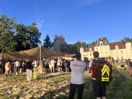 assistance-medicale-festival-de-musique Vue des équipes médicales présentes dans le cadre d'une assistance médicale événementielle dans un festival estival