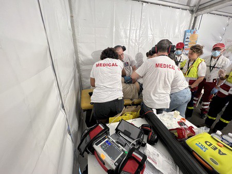 equipe-medicale-environnements-evenementiels Prise en charge d'un festivalier dans un chapiteau installé dans le cadre de l'assistance médicale prévue pour un concert