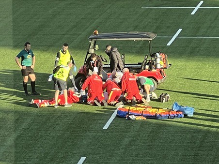 intervention-equipe-medicale-match-de-rgby Intervention de l'équipe d'assistance médicale sur le terrain du rugby en plein match suite blessure