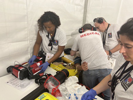 Deux personnes du corps m&eacute;dical qui pr&eacute;pare leur mat&eacute;riel dans le cadre de la prise en charge d'un patient sur un &eacute;v&eacute;nement de type concert ou festival