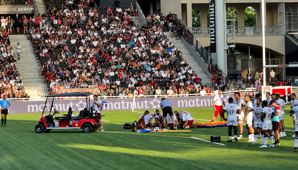 intevrention-assistance-medicale-match-de-rugby Equipe médicale de l'assistance médicale qui intervient sur le terrain durant un match de rugby