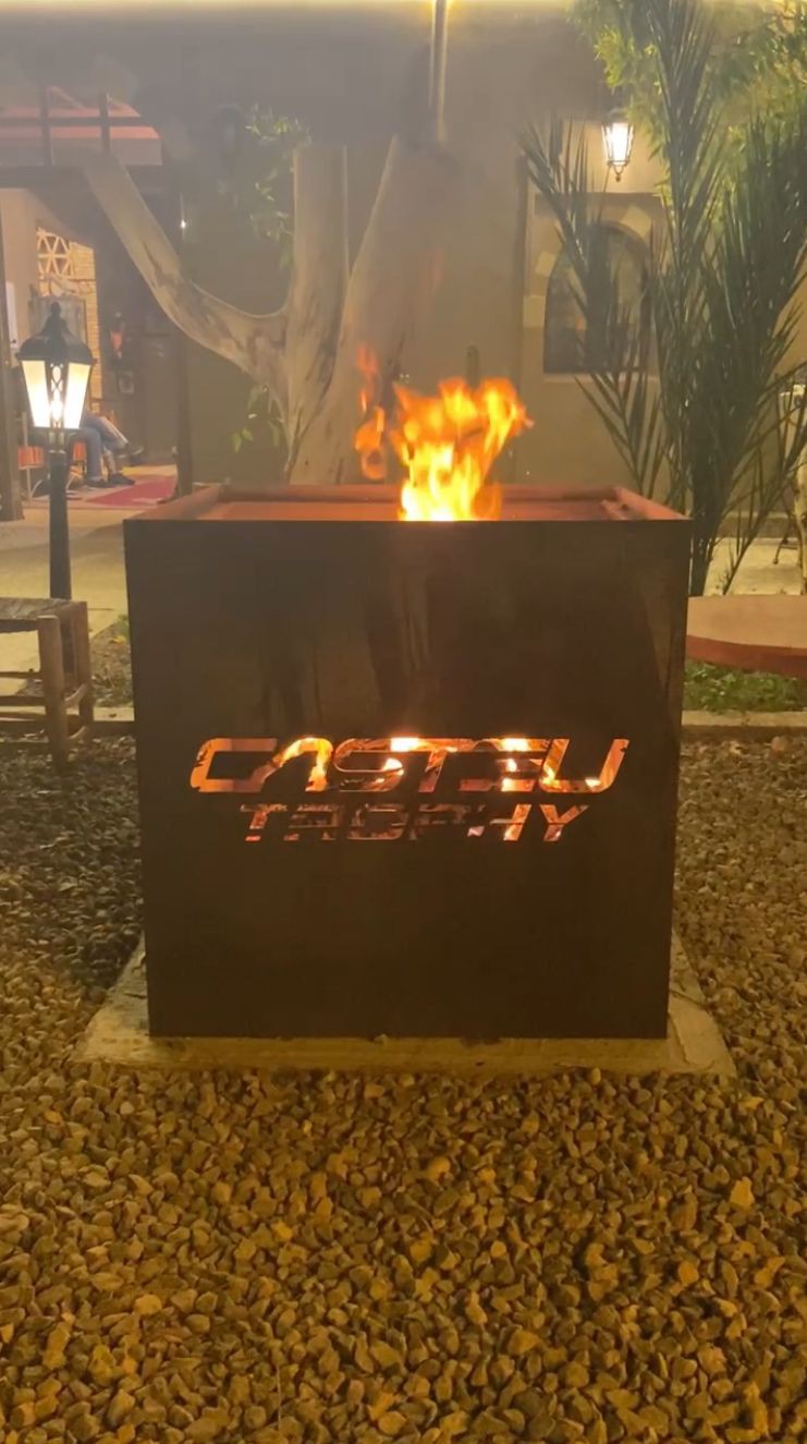 Photo d'un feu au couleur du Casteu Trophy 2026 prise de nuit