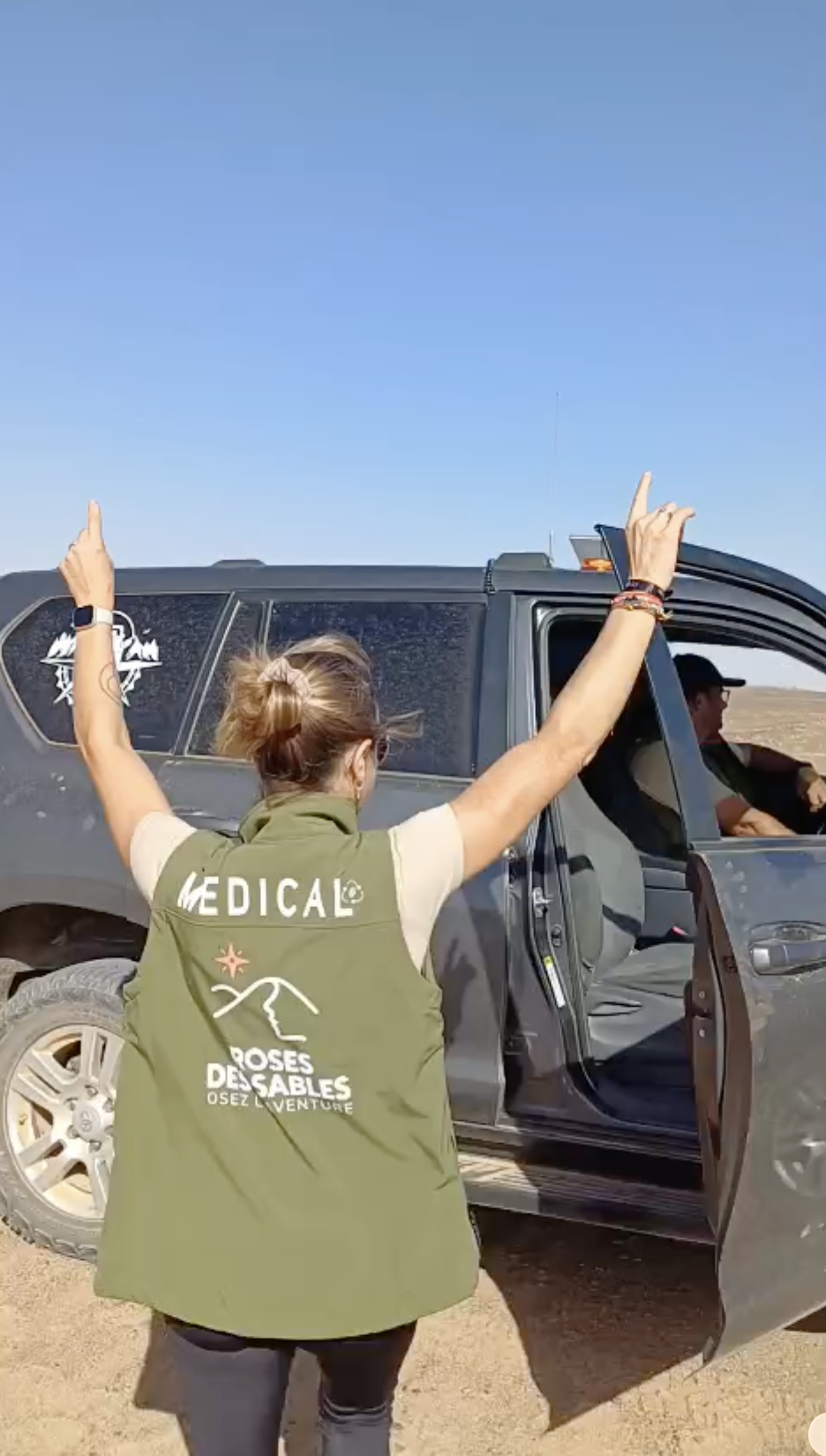 Photo du 4x4 et d'une personne de l'équipe d'assistance médicale événementielle présente au rallye Rose des sables 2025
